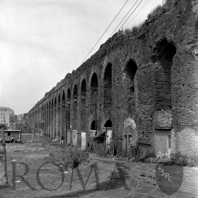 Acquedotto Alessandrino nei pressi di viale Palmiro Togliatti con le arcate occupate dalle baracche