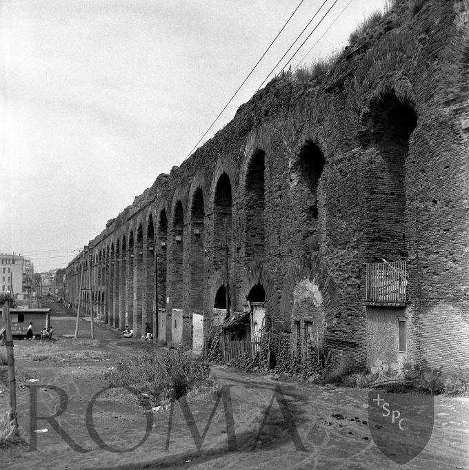 Acquedotto Alessandrino nei pressi di viale Palmiro Togliatti con le arcate occupate dalle baracche