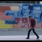 Phaim passeggia su Largo Pettazzoni. Sullo sfondo l'iconico mural "Quadraro, Vigne, Tor Pignattara"