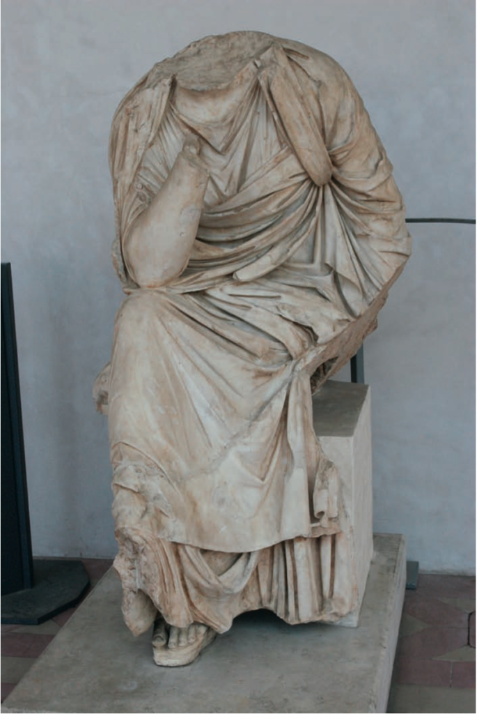 Statua marmorea rinvenuta nel sito, rappresentante una figura femminile seduta