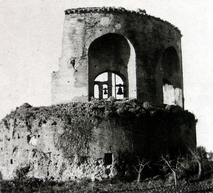Lo stato del mausoleo intorno agli anni 40